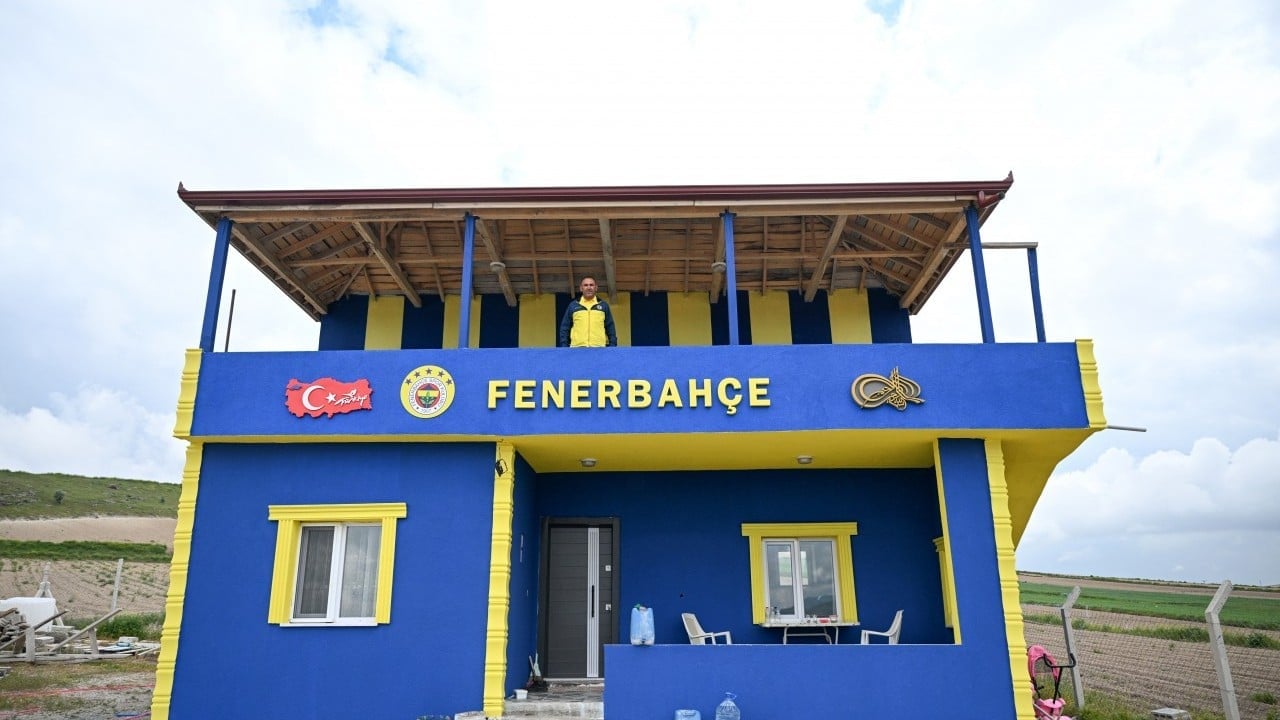 Foto - Sevgi duvarları aştı: Fenerbahçe taraftarı evinin duvarlarını gönül verdiği takımın renklerine boyattı