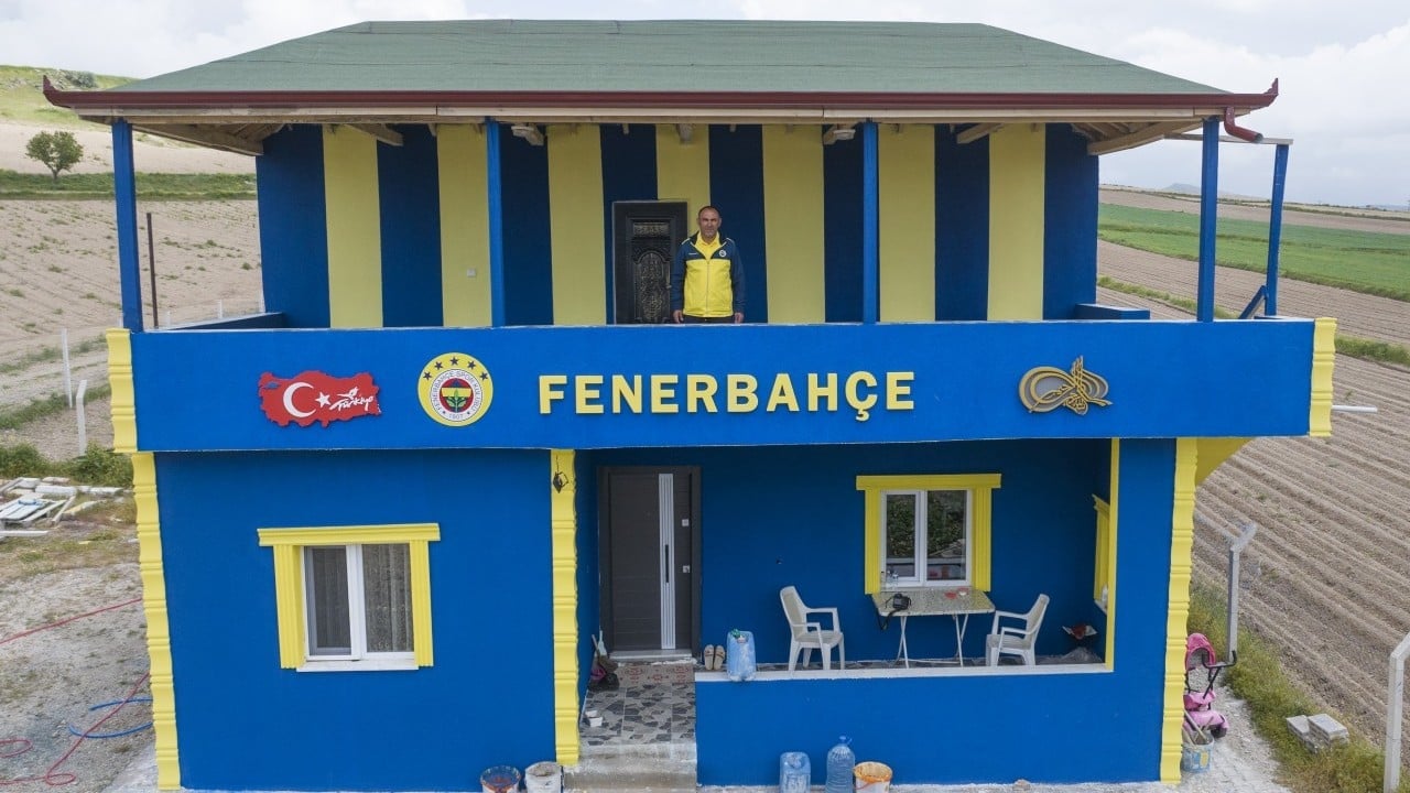 Foto - Sevgi duvarları aştı: Fenerbahçe taraftarı evinin duvarlarını gönül verdiği takımın renklerine boyattı