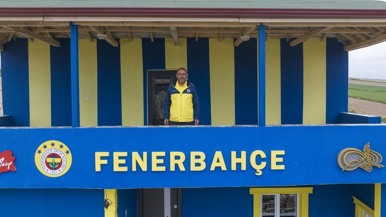 Sevgi duvarları aştı: Fenerbahçe taraftarı evinin duvarlarını gönül verdiği takımın renklerine boyattı