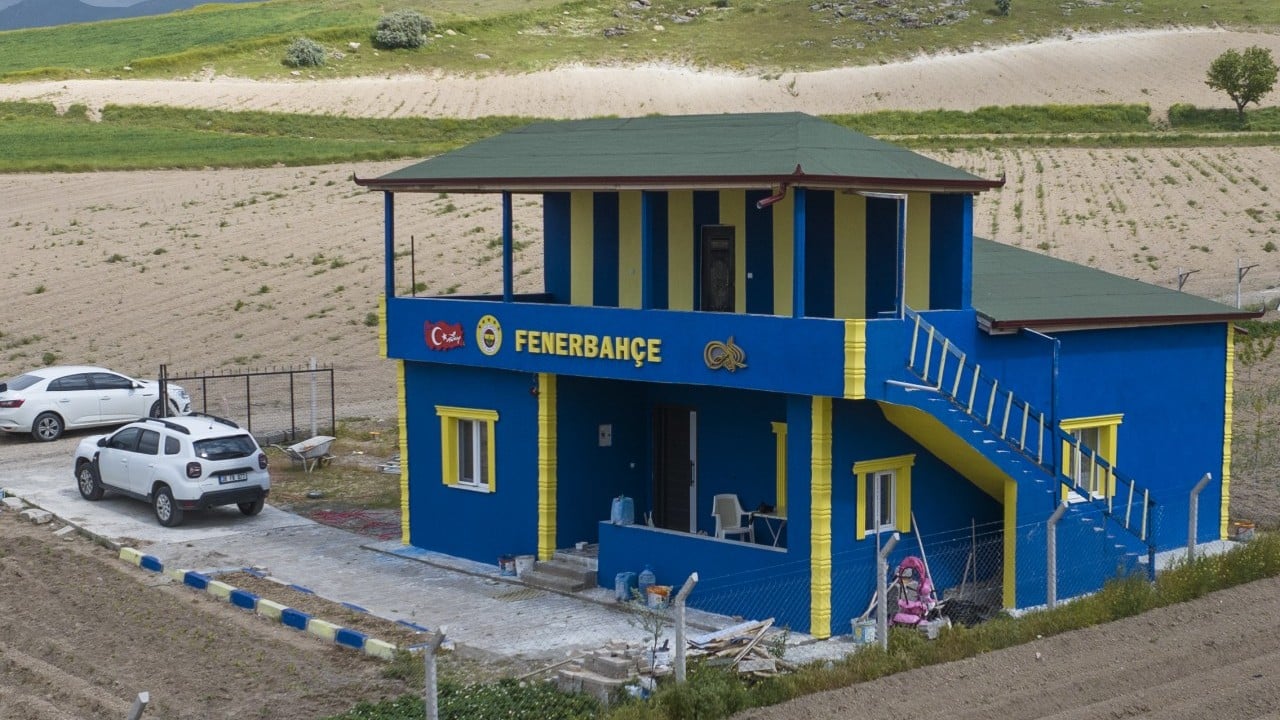 Foto - Sevgi duvarları aştı: Fenerbahçe taraftarı evinin duvarlarını gönül verdiği takımın renklerine boyattı