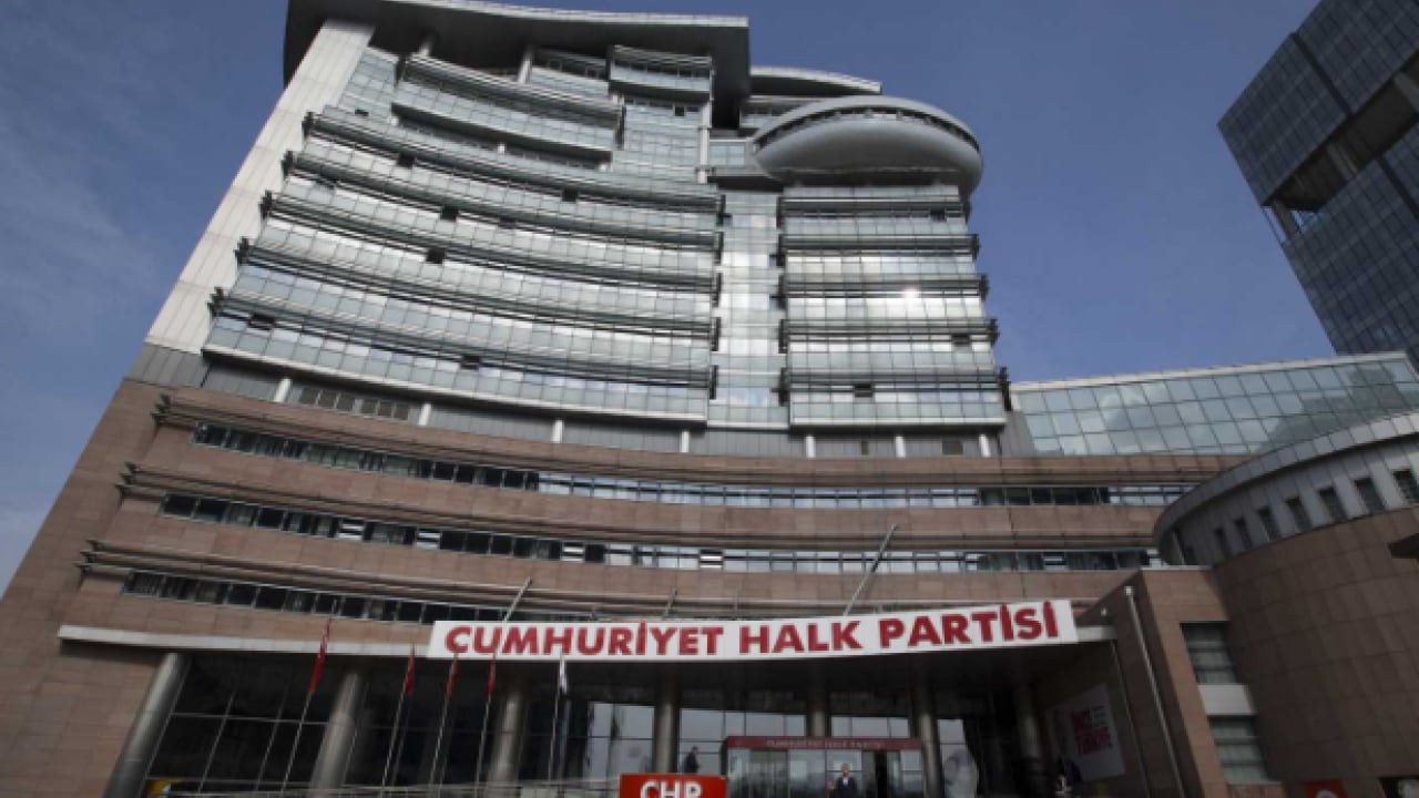 Foto - Sevigen'den Özgür Özel'e: Silivri gölgesinden çık