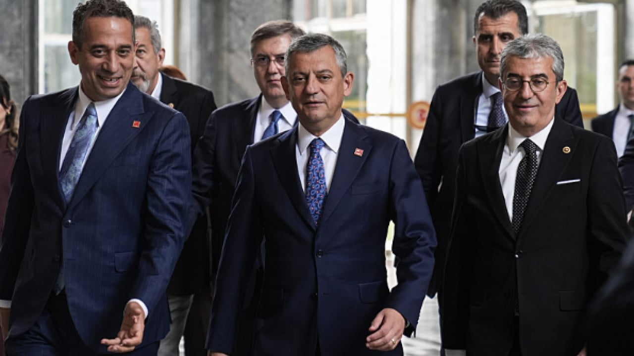 Foto - Sevigen'den Özgür Özel'e: Silivri gölgesinden çık