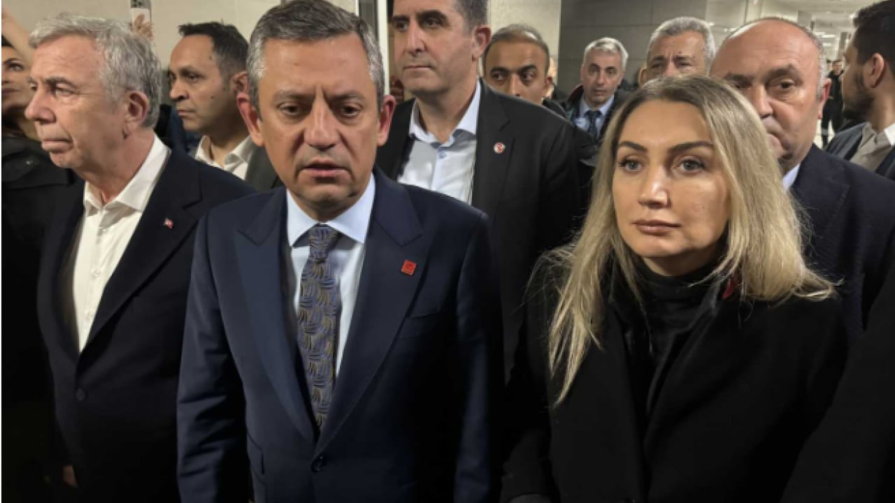 Foto - Sevigen'den Özgür Özel'e: Silivri gölgesinden çık