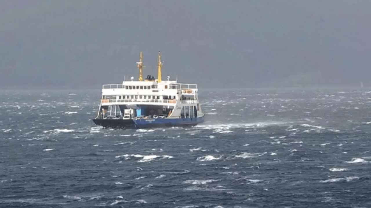 Foto - Seyahat edecekler dikkat: Gökçeada ve Bozcaada feribot seferlerine fırtına engeli