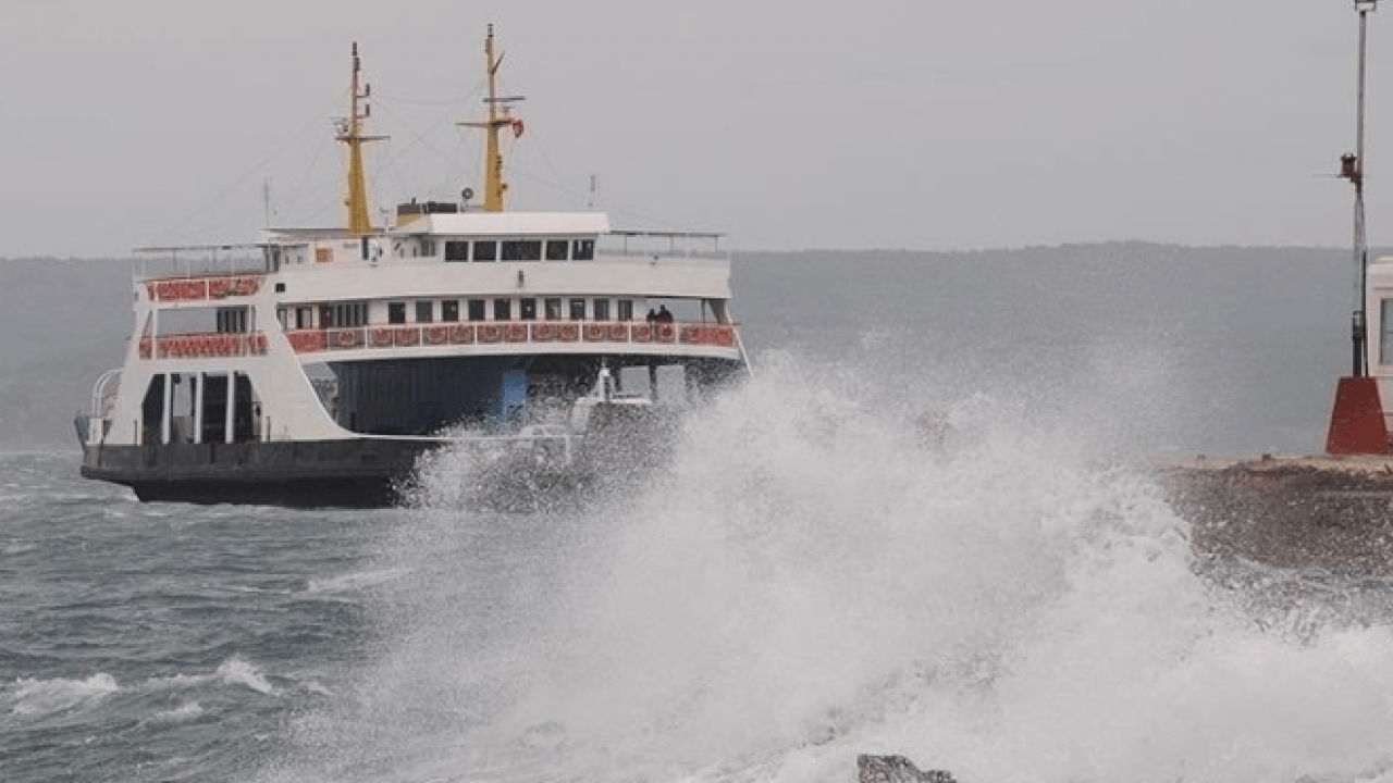 Seyahat edecekler dikkat: Gökçeada ve Bozcaada feribot seferlerine fırtına engeli