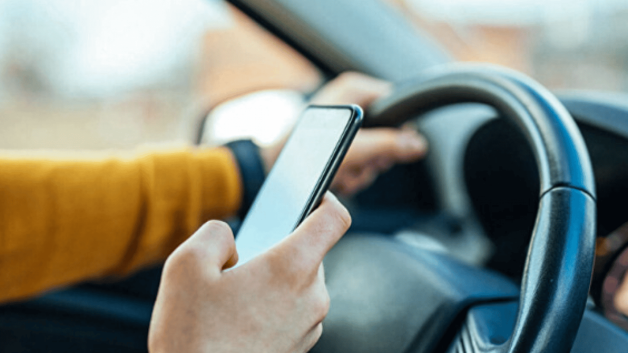 Foto - Seyir halinde bunu yapan yandı! 3'üncüde ehliyet gidecek!