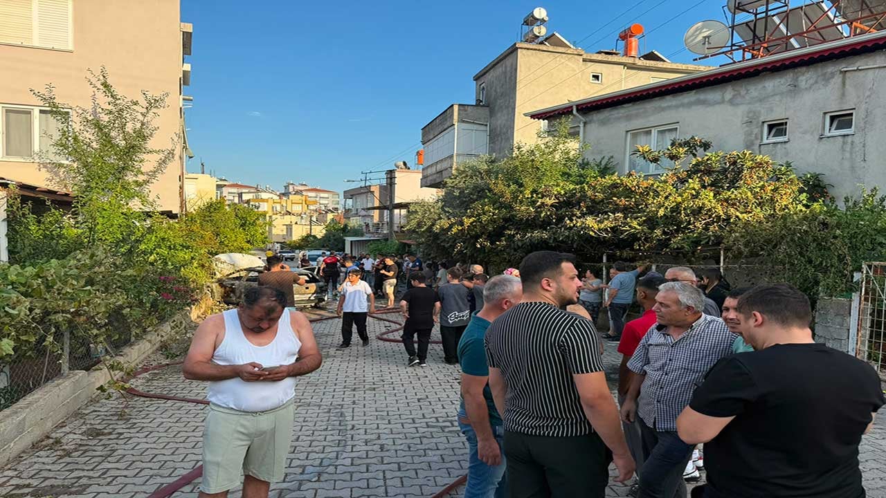 Foto - Seyir halindeki otomobil alev topuna döndü! Yaralı sürücü kendini dışarı zor attı!