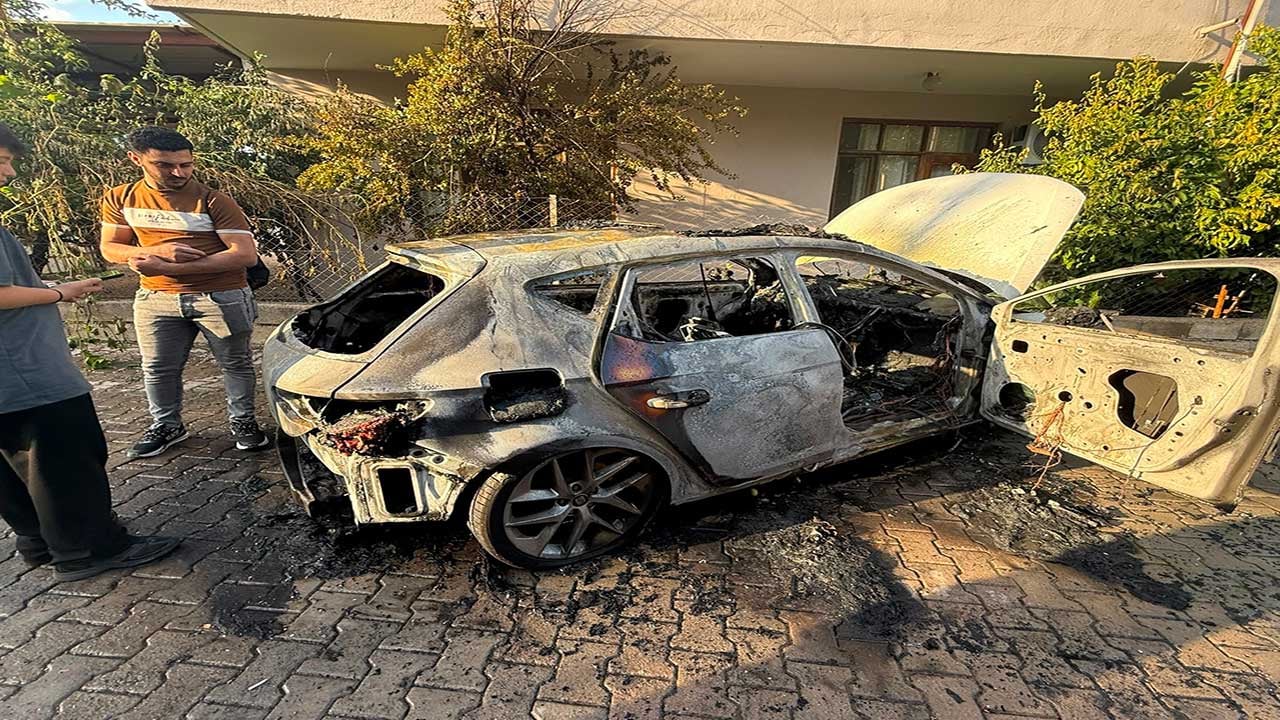 Foto - Seyir halindeki otomobil alev topuna döndü! Yaralı sürücü kendini dışarı zor attı!