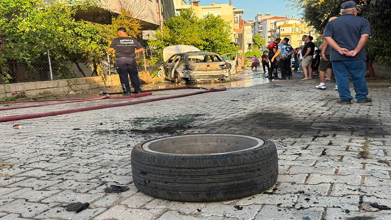 Foto - Seyir halindeki otomobil alev topuna döndü! Yaralı sürücü kendini dışarı zor attı!