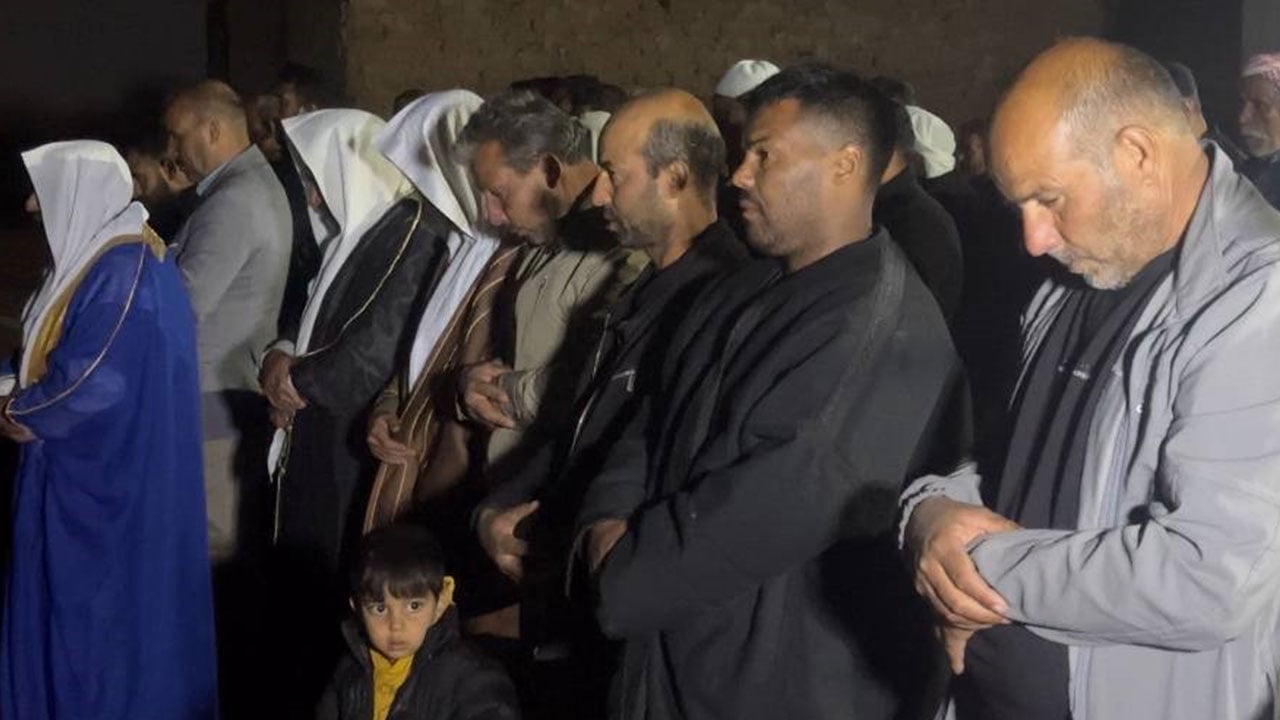 Foto - Mucize: Şanlıurfa'da günlerdir yanan ev dualarla zikirlerle söndürüldü