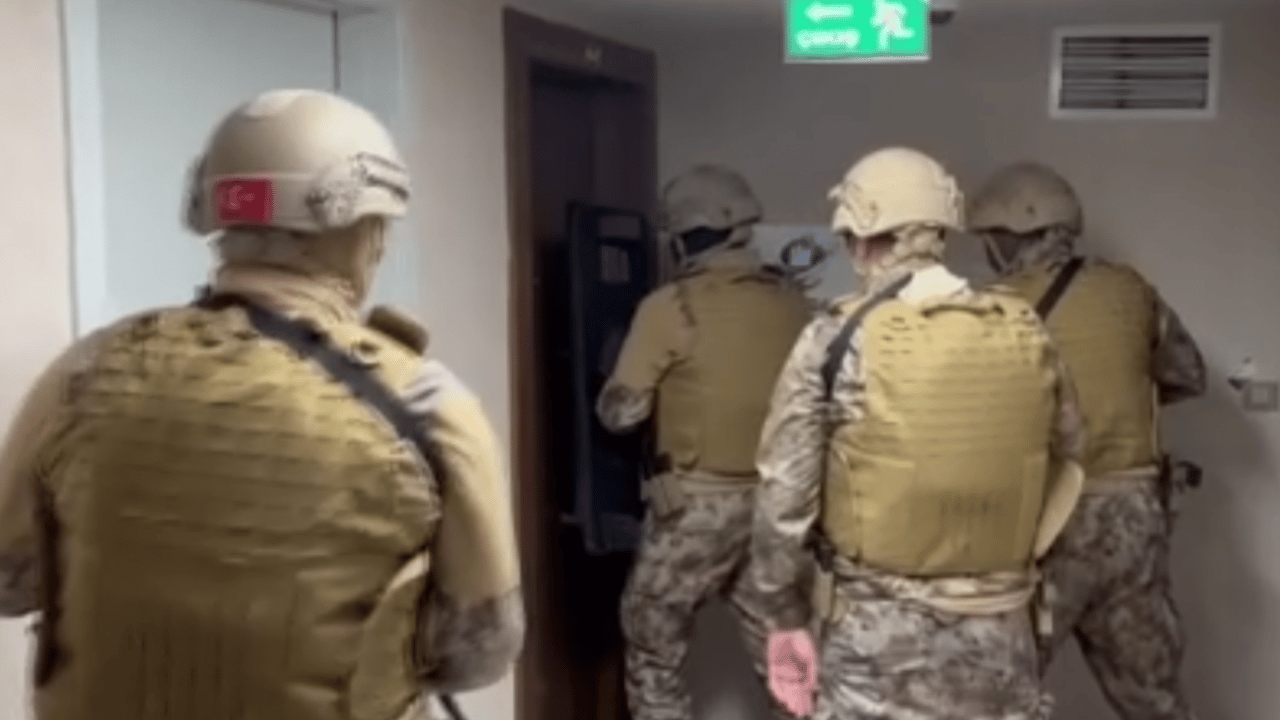 Foto - Siber dolandırıcılıkta şafak operasyonu! Büyük vurgun İstanbul’dan yönetilmiş: Sahte banka reklamıyla vurgun yapan 18 kişi gözaltında