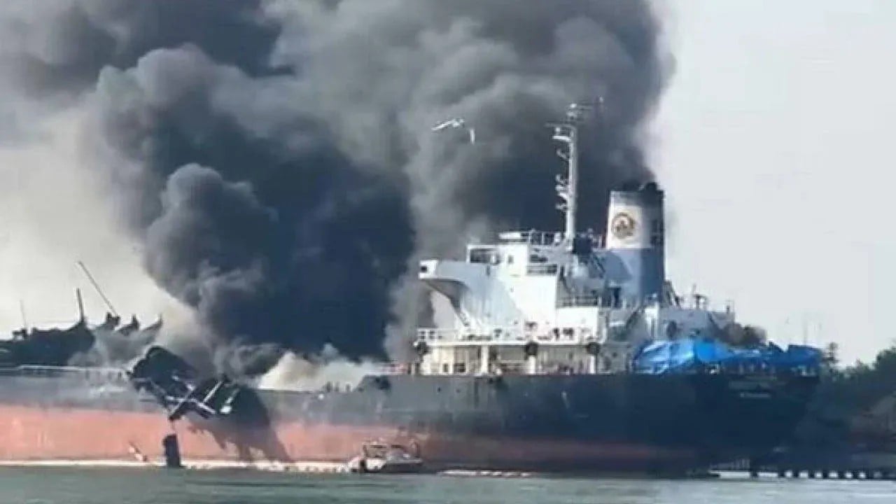 Foto - Sıcak gelişme: İstanbul Boğazı'na yaklaşan gemi vuruldu