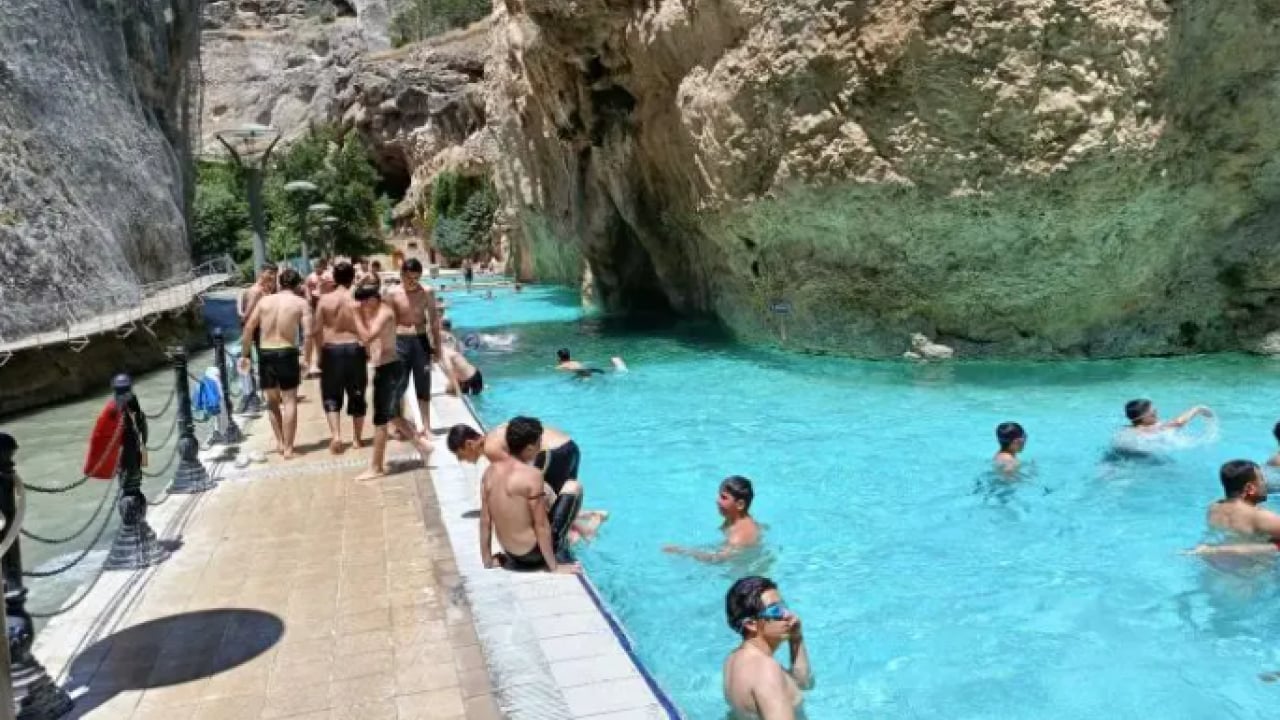 Foto - 2 saatte bir kendisini yeniliyor: Sıcaktan bunalan oraya akın ediyor!