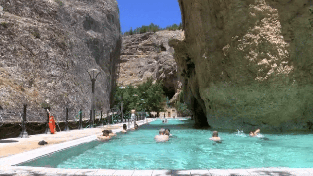 Foto - 2 saatte bir kendisini yeniliyor: Sıcaktan bunalan oraya akın ediyor!