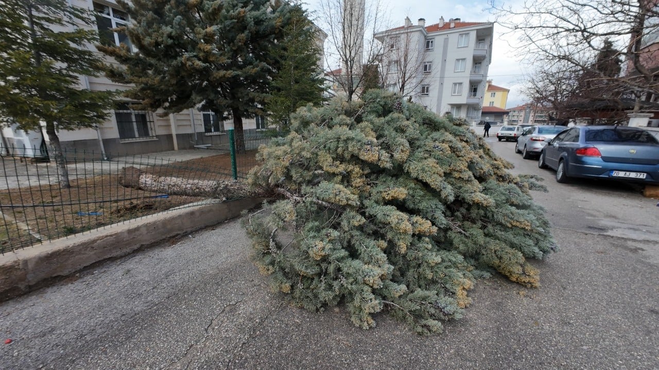 Foto - Şiddetli fırtına kamyoneti fırlattı!