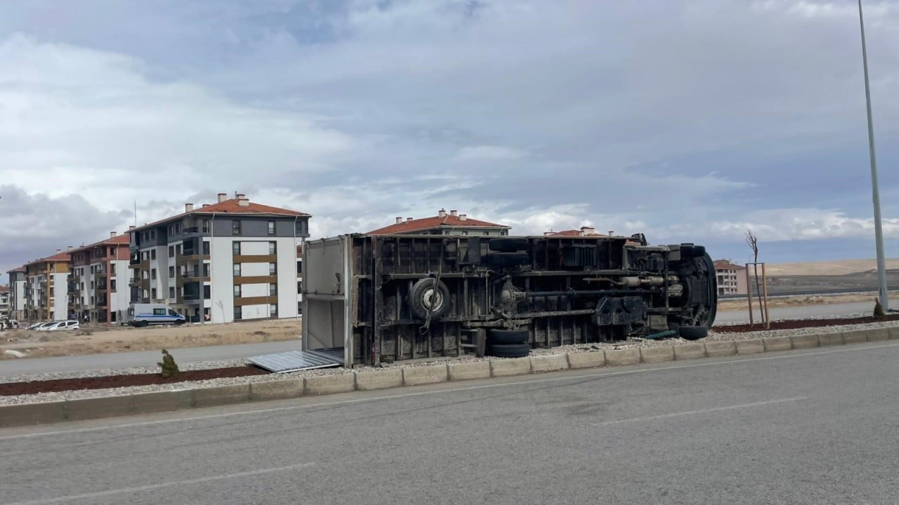 Foto - Şiddetli fırtına kamyoneti fırlattı!