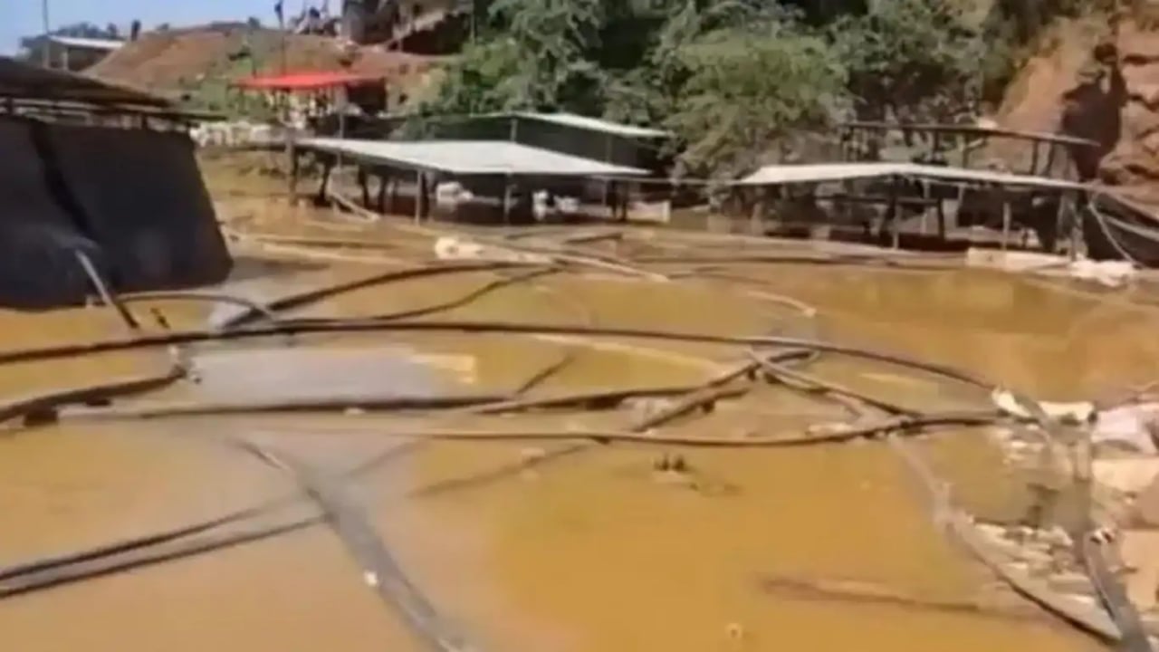 Foto - Şiddetli yağışlar sonucu altın madeni çöktü: Çok sayıda ölü var