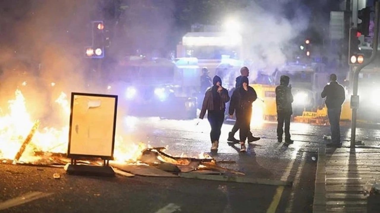 Foto - Sığınmacı bıçaklama olayına karıştı, ülke yangın yerine döndü: Türk berberin camları kırıldı