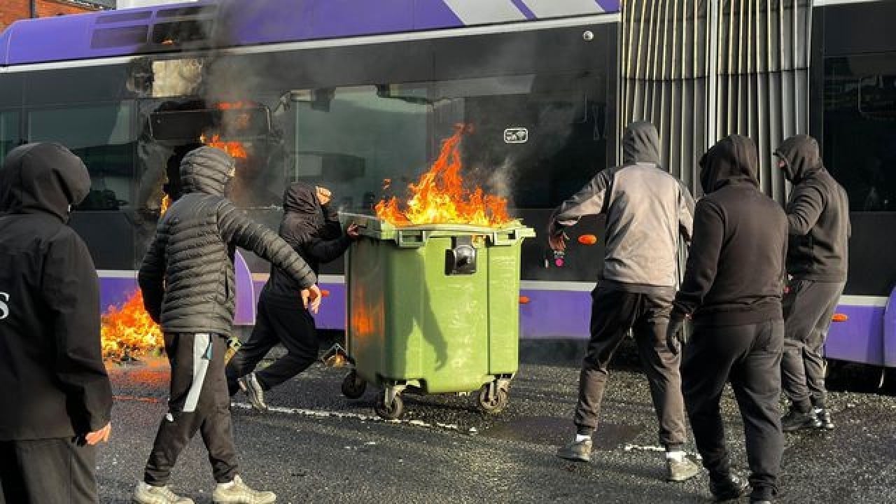 Foto - Sığınmacı bıçaklama olayına karıştı, ülke yangın yerine döndü: Türk berberin camları kırıldı
