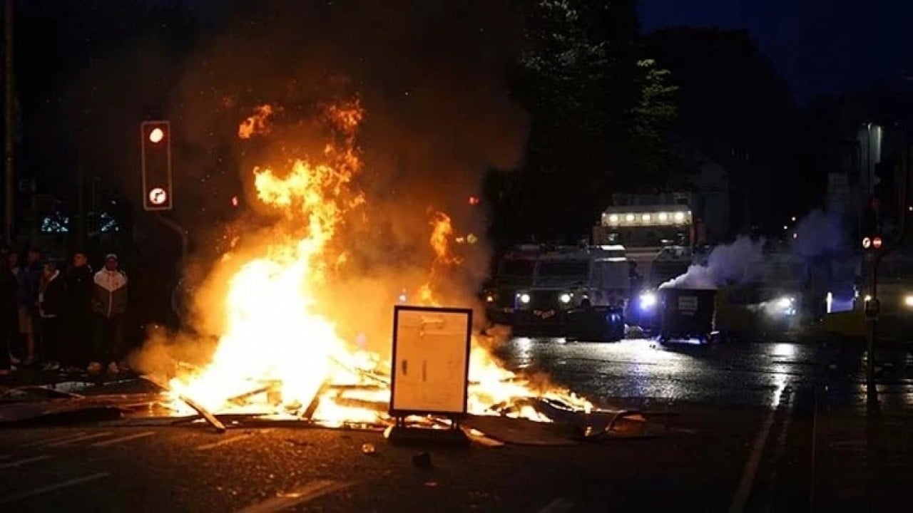 Foto - Sığınmacı bıçaklama olayına karıştı, ülke yangın yerine döndü: Türk berberin camları kırıldı