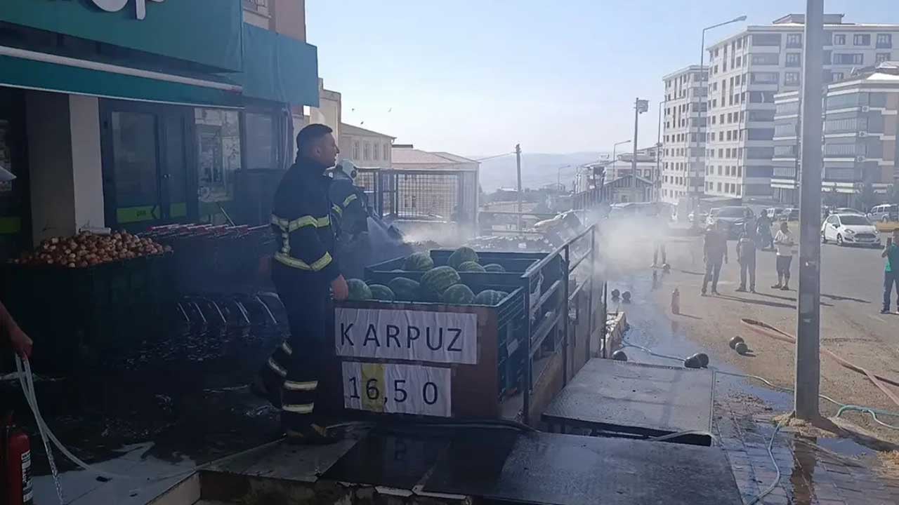 Foto - Siirt'te korkutan kaldırım yangını! Yoğun duman mahalleyi esir aldı!