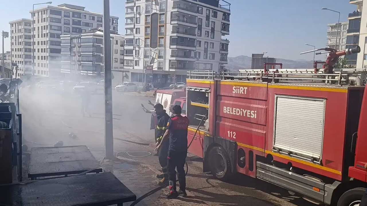 Foto - Siirt'te korkutan kaldırım yangını! Yoğun duman mahalleyi esir aldı!