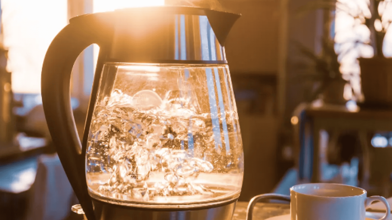 Foto - Sıkça kullanıyoruz ama... Kettle'daki suyu ısıtıp ısıtıp kullanmak zararlı mı?