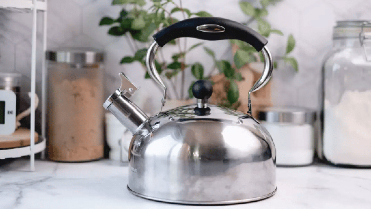 Foto - Sıkça kullanıyoruz ama... Kettle'daki suyu ısıtıp ısıtıp kullanmak zararlı mı?