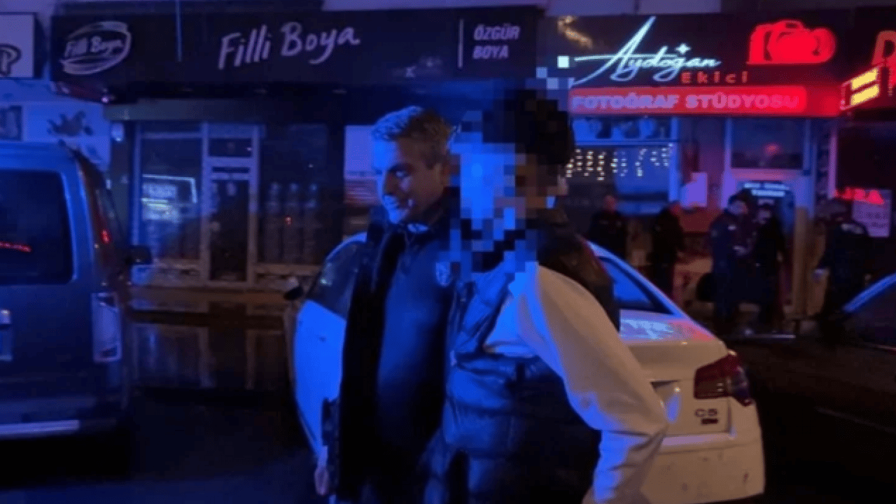 Foto - Silahı atmak işe yaramadı! Polisler kıskıvrak yakaladı!