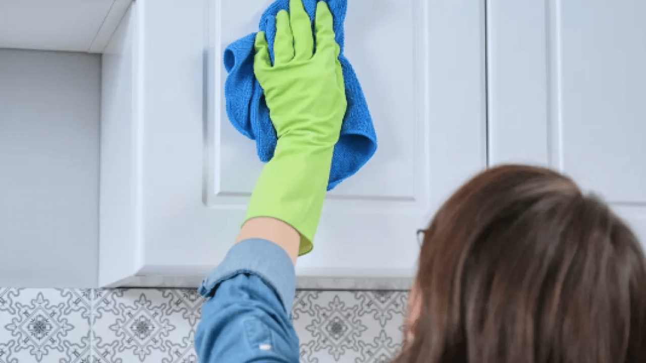 Foto - Sildikçe yayılan o inatçı yağlar... Mutfak dolaplarındaki yapış yapış lekelerin çözümü o meyve!