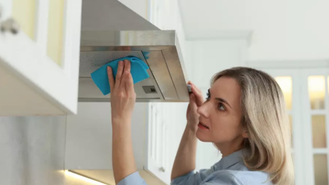 Sildikçe yayılan o inatçı yağlar... Mutfak dolaplarındaki yapış yapış lekelerin çözümü o meyve!