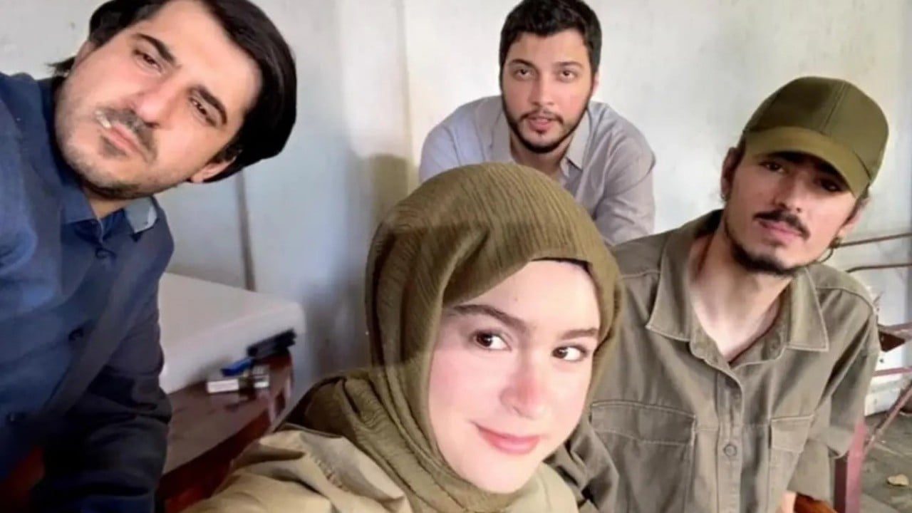 Foto - Şimdi de muhafazakar izleyiciyi avlama kurnazlığı! Müstehcen sahnelerle semiren Asena Keskinci'yi yeni filmi için tesettüre soktular!