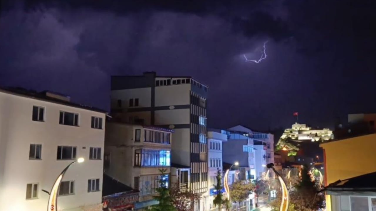 Şimşeklerin görsel şöleni Kars semalarını süsledi