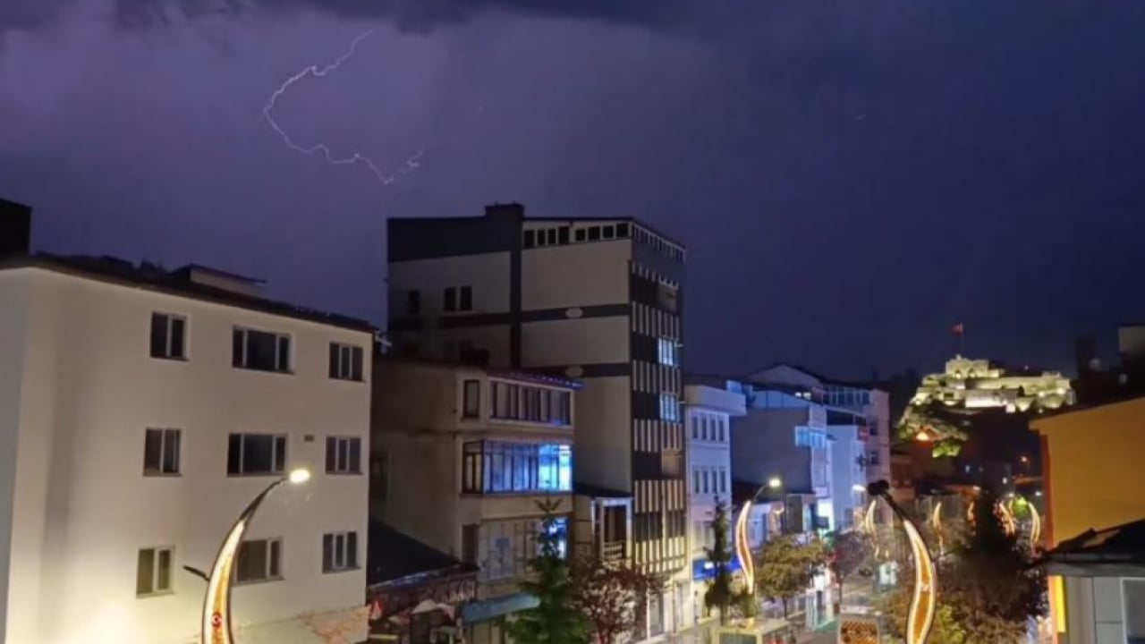 Foto - Şimşeklerin görsel şöleni Kars semalarını süsledi