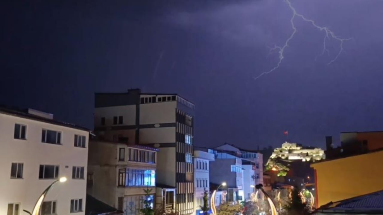 Foto - Şimşeklerin görsel şöleni Kars semalarını süsledi