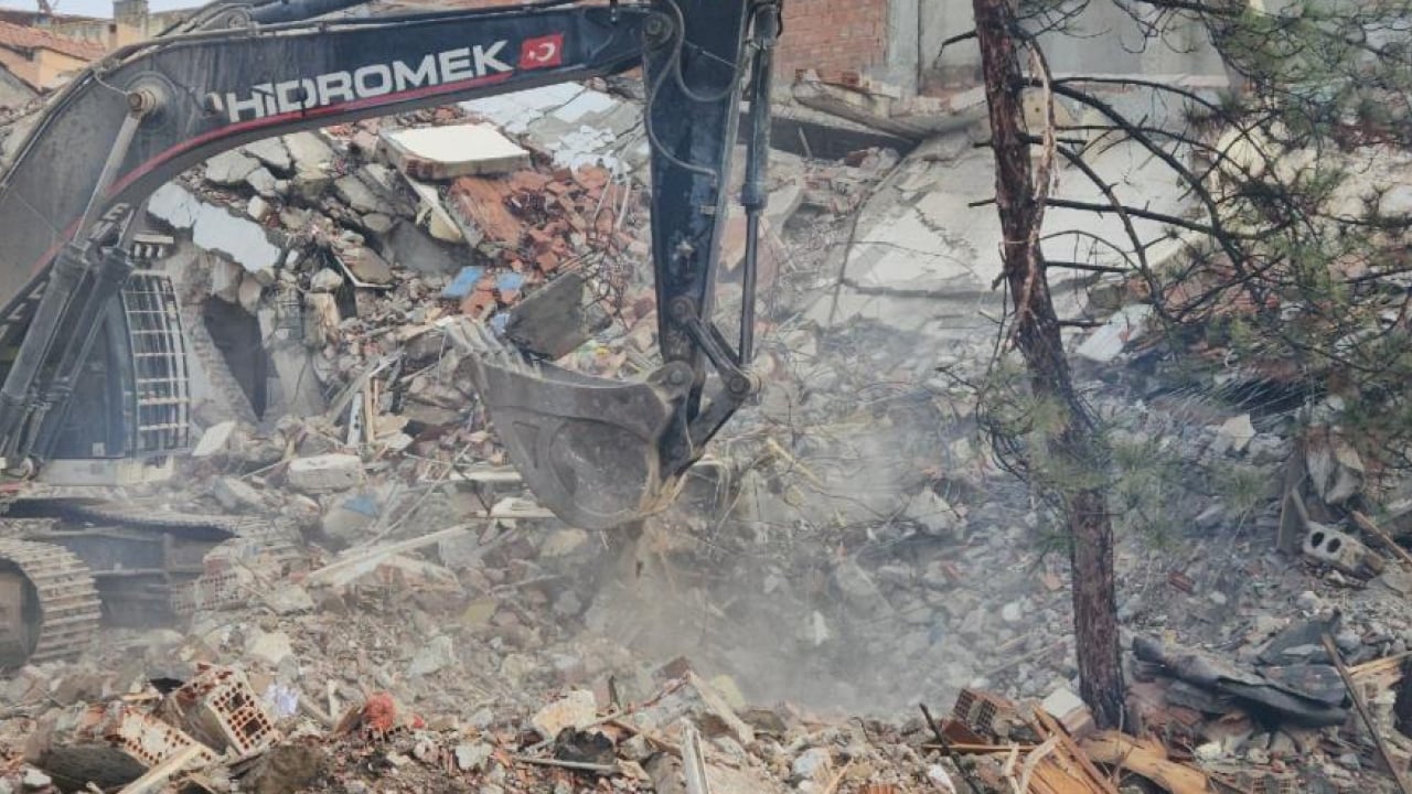 Foto - Sındırgı’da depremin izleri siliniyor: Bin 153 riskli yapıya neşter 