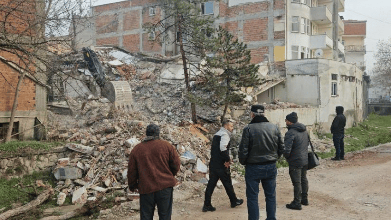 Sındırgı’da depremin izleri siliniyor: Bin 153 riskli yapıya neşter 