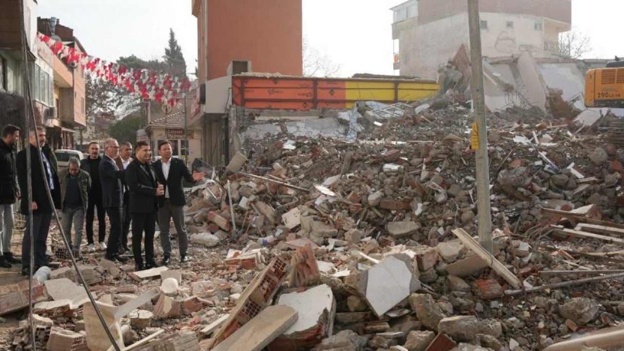 Foto - Sındırgı’da depremin izleri siliniyor: Bin 153 riskli yapıya neşter 