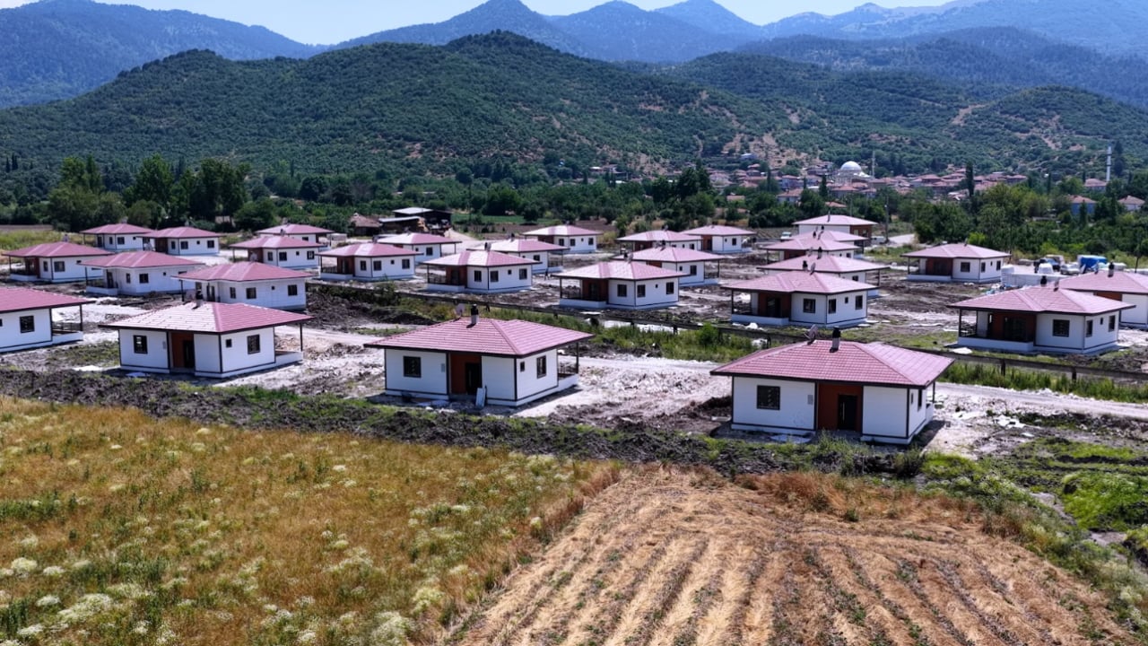 Foto - Sındırgı'da yaralar sarılıyor! Depremzedelerin yeni yuvaları son virajda