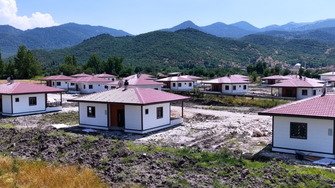 Foto - Sındırgı'da yaralar sarılıyor! Depremzedelerin yeni yuvaları son virajda