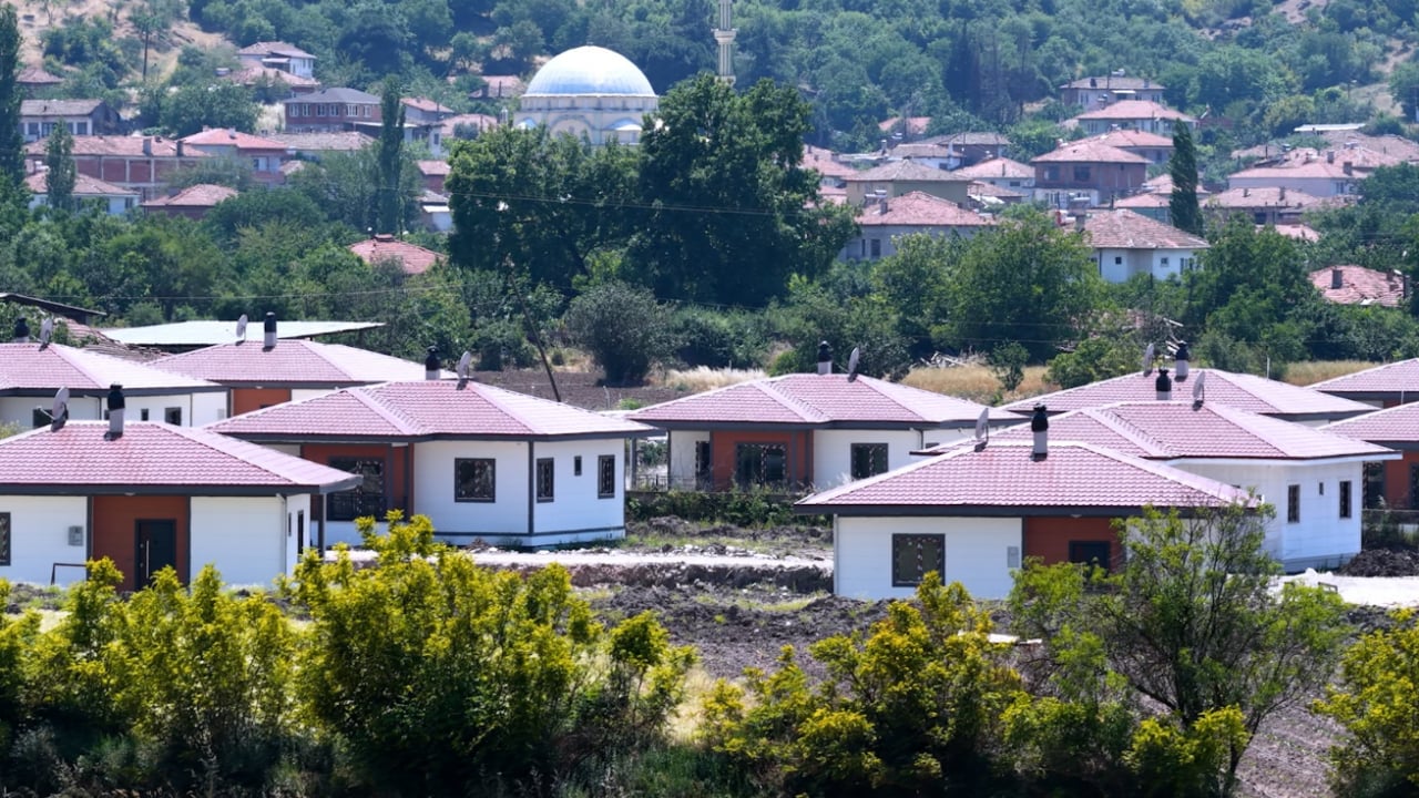 Foto - Sındırgı'da yaralar sarılıyor! Depremzedelerin yeni yuvaları son virajda