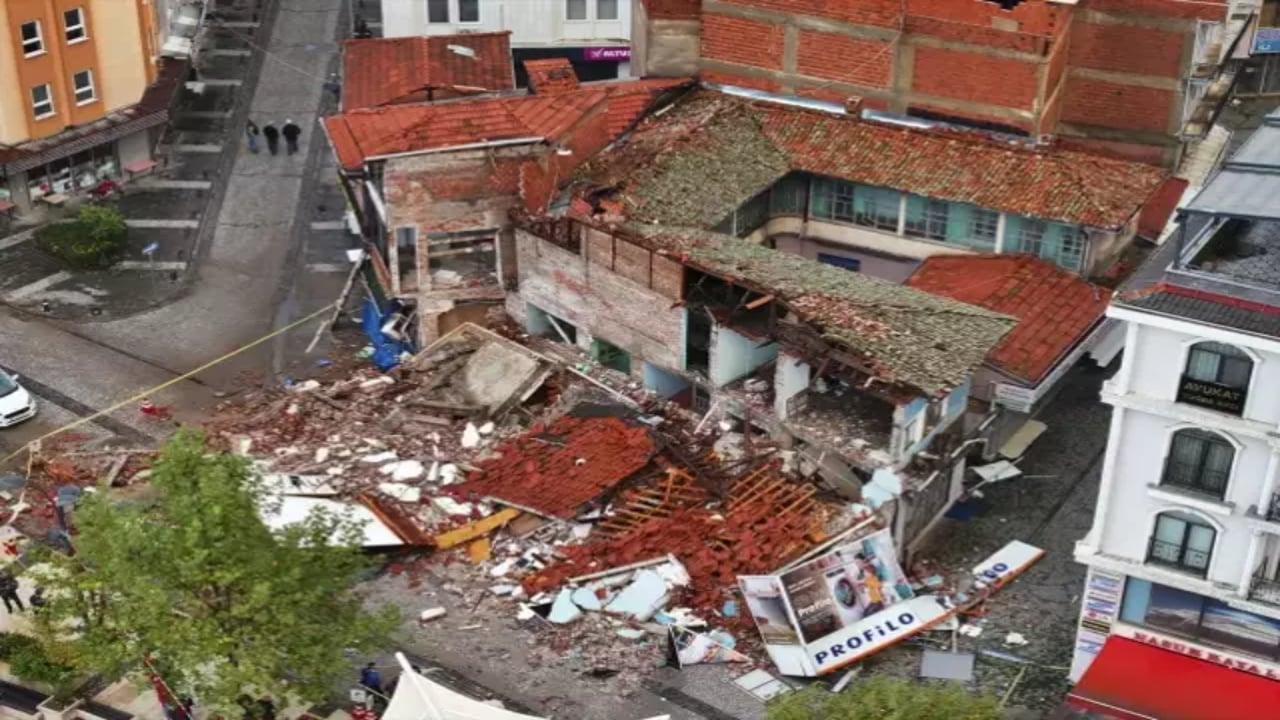 Foto - Sındırgı’daki yıkım gün ağarınca ortaya çıktı! İşte felaketten, kahreden kareler