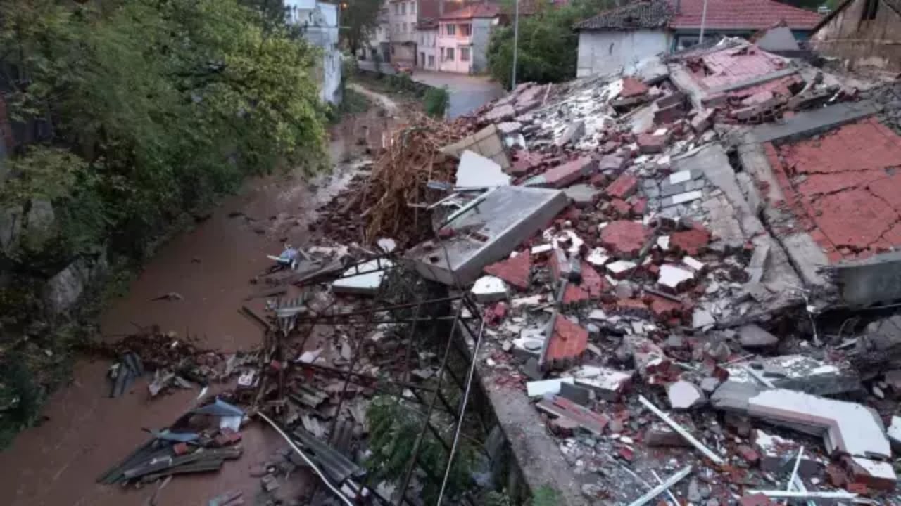 Foto - Sındırgı’daki yıkım gün ağarınca ortaya çıktı! İşte felaketten, kahreden kareler