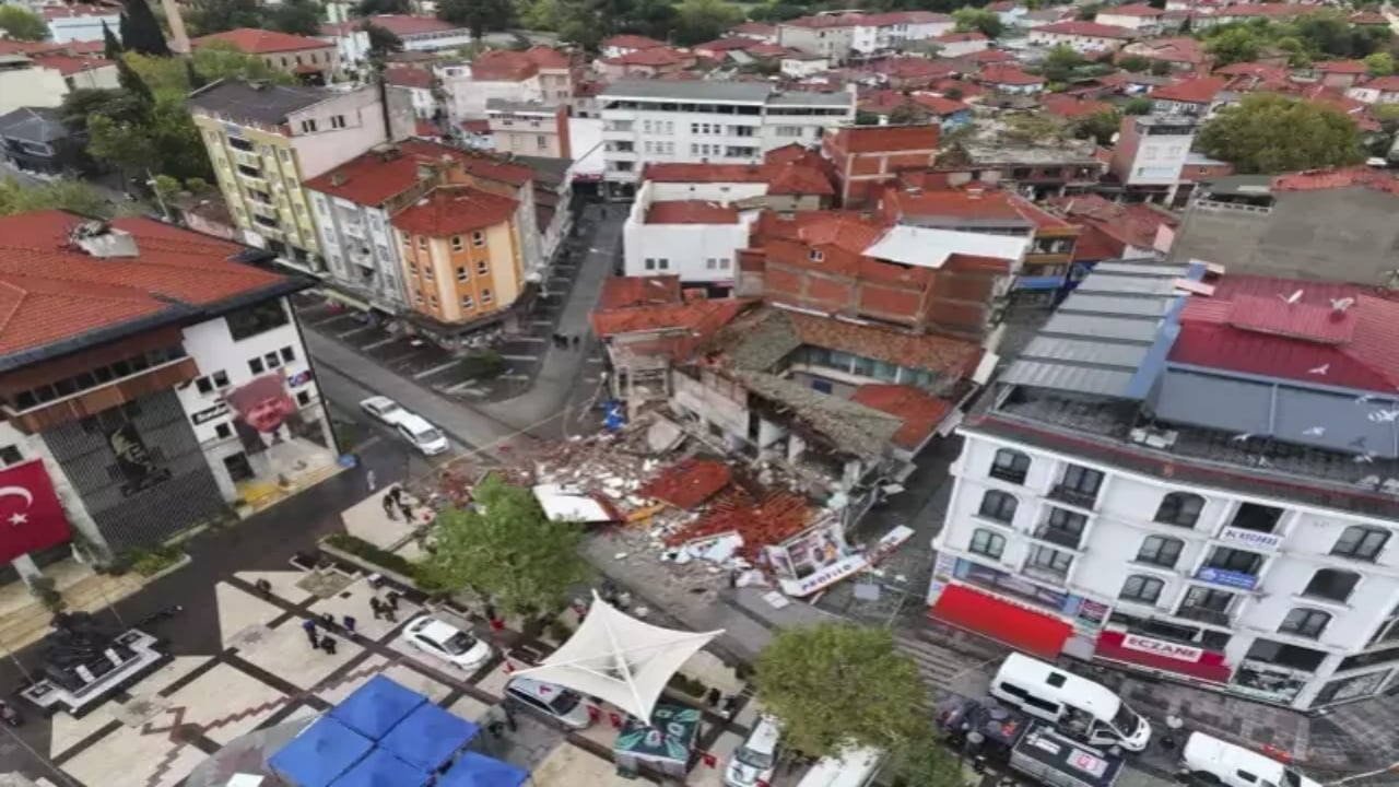 Foto - Sındırgı’daki yıkım gün ağarınca ortaya çıktı! İşte felaketten, kahreden kareler