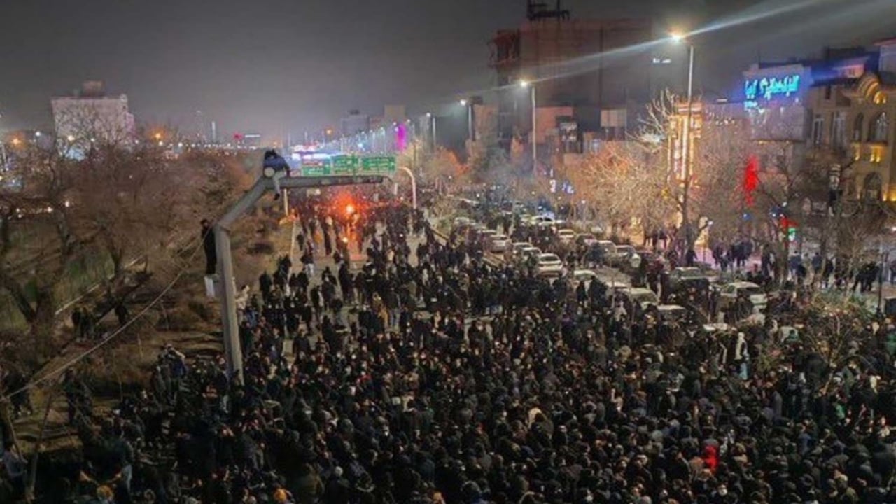 Foto - Sınır komşumuz gece bir gram uyumadı! İran’da ölü sayısı korkunç boyutta
