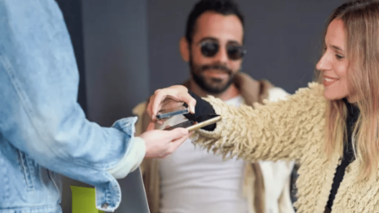 Sıra dışı bir yemek keyfi! Bu restoranda siparişler hep yanlış geliyor ama kimse şikayet etmiyor! 