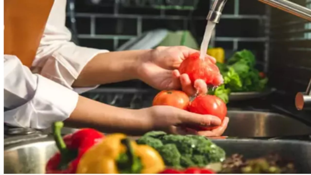 Sirkeyi çöpe atın, bu yöntem 10 kat daha güçlü! Bir kaşık ekleyin, sebzedeki zehri mıknatıs gibi çeksin