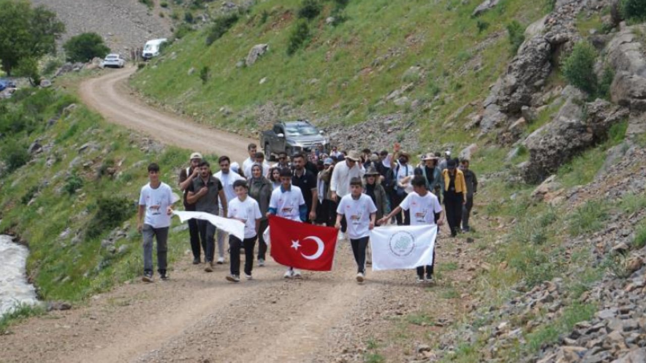 Foto - Şırnak'ın dağları ters lalelerle renklendi