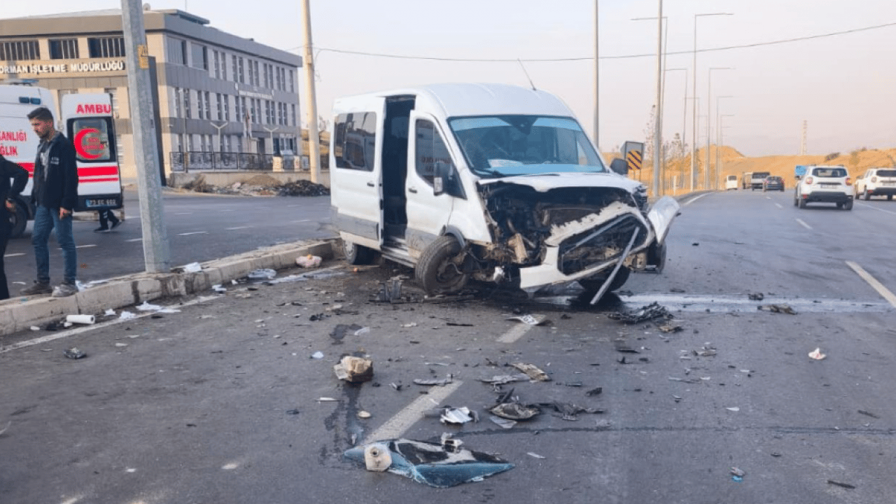 Şırnak'ta faciadan dönüldü: Servis minibüsü ve ticari araç çarpıştı! 13’ü çocuk 19 yaralı