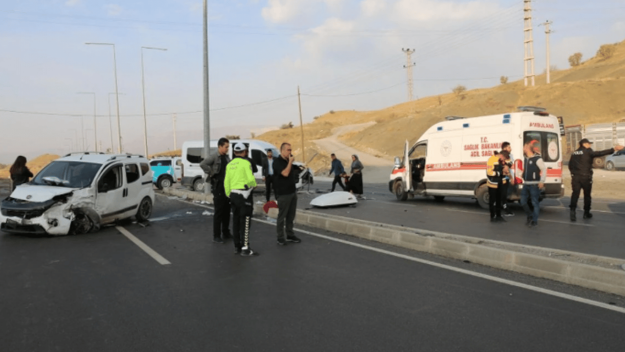 Foto - Şırnak'ta faciadan dönüldü: Servis minibüsü ve ticari araç çarpıştı! 13’ü çocuk 19 yaralı